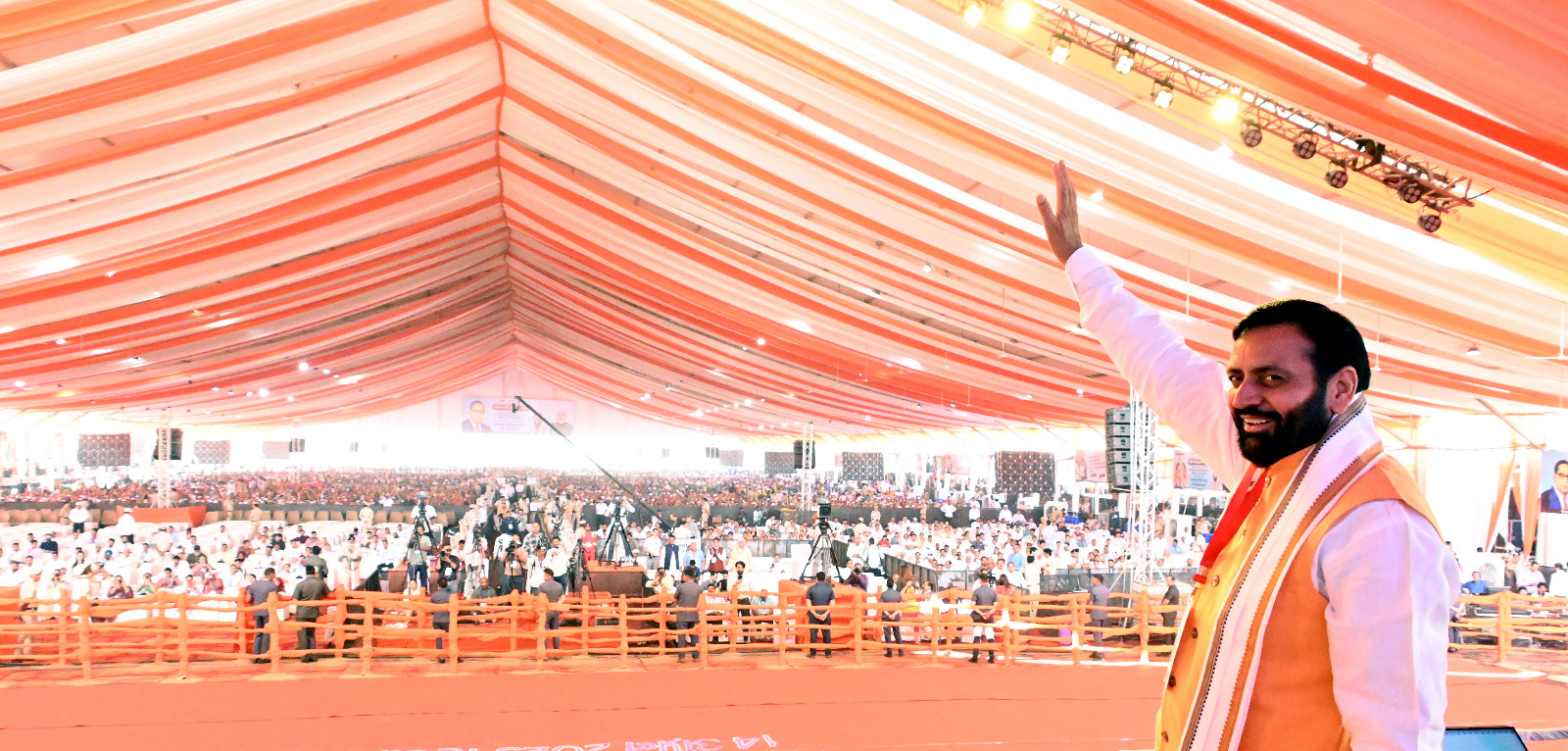 Haryana Chief Minister, Sh. Nayab Singh Saini acknowledging the greetings of the people during the inauguration ceremony of air services from Maharaja Agrasen Airport and the foundation stone laying of Terminal-2 in Hisar on April 14, 2025.